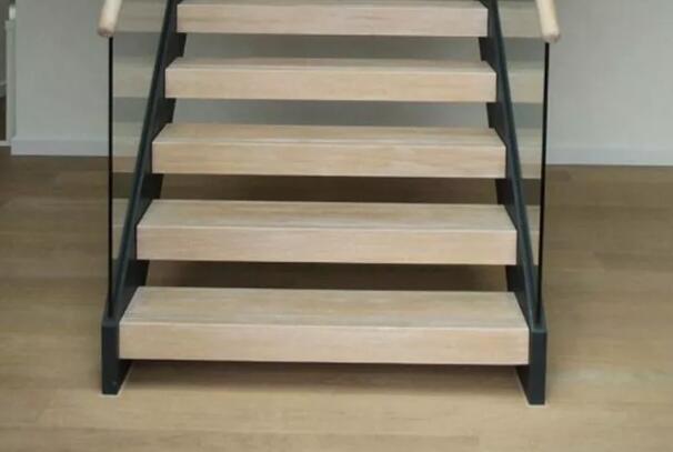 青岛城阳区明德小镇定制安装钢木结构楼梯